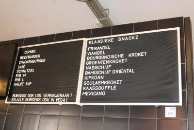 Vier letterborden LEGAMASTER met grote hoeveelheid extra letters in vier dozen. Afmeting 80 x 60 cm – kavel bij HNVI, Eindhoven