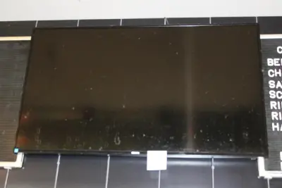 43 inch tv Philips aan wandbeugel. Afstandsbediening ontbreekt en dient gereinigd te worden – kavel bij HNVI, Eindhoven