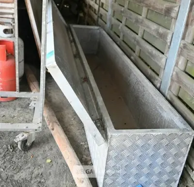 Opbergbak met deksel – kavel bij Belga Veilingen