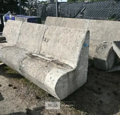 2 Betonnen banken – kavel bij Belga Veilingen