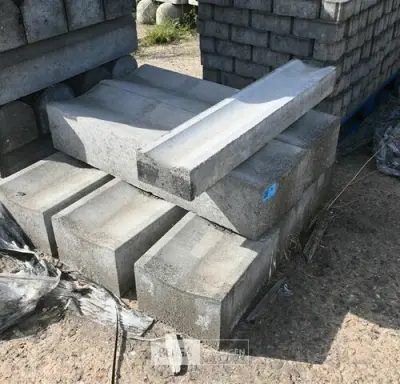 ± 7 diverse betonnen goten – kavel bij Belga Veilingen
