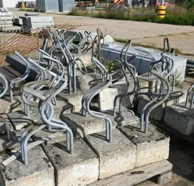 ± 37 Fietsbeugel in betonnen voet – kavel bij Belga Veilingen