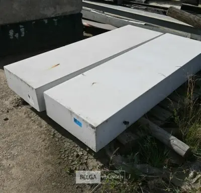 2x Betonnen sokkels – kavel bij Belga Veilingen
