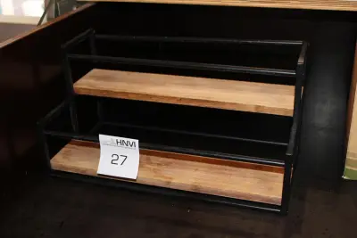 Sauzen etagere. Afmeting 43 x 23 x 20 cm – kavel bij HNVI, Eindhoven