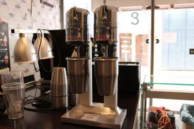 Dubbele milkshake mixer VEMA FRULLINI FL 2006 met 8 bekers – kavel bij HNVI, Eindhoven
