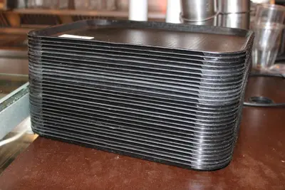 Stapel dienbladen. Afmeting 41 x 30 cm. Circa 30 stuks – kavel bij HNVI, Eindhoven