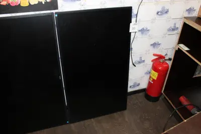 43 inch tv Philips aan wandbeugel. Afstandsbediening ontbreekt en dient gereinigd te worden – kavel bij HNVI, Eindhoven