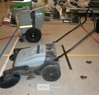 Handmatige veegmachine NILFISK – kavel bij Belga Veilingen