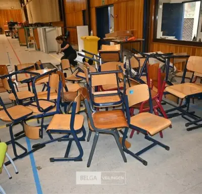 ± 35 Houten schoolstoelen – kavel bij Belga Veilingen