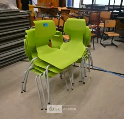 ± 12 Stapelbare stoelen – kavel bij Belga Veilingen