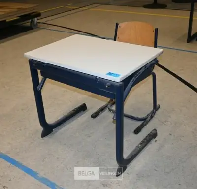 1x set van schoolbank met stoel – kavel bij Belga Veilingen