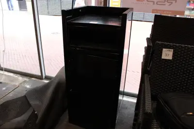 Metalen afvalbak met deur en dienbladenschap. Opknapper met diverse gebreken – kavel bij HNVI, Eindhoven
