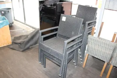 Drie opklapbare terrastafels met zeven kunstrotan stoelen – kavel bij HNVI, Eindhoven