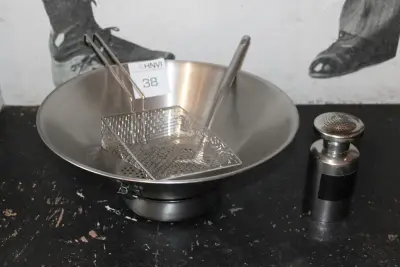 Friet opschepbak en zoutstrooier – kavel bij HNVI, Eindhoven