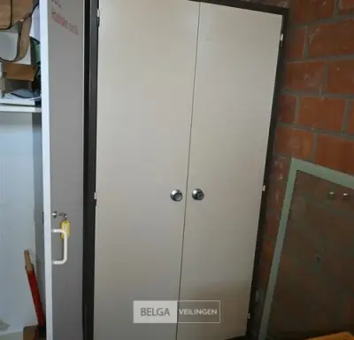 Metalen kast + inhoud – kavel bij Belga Veilingen