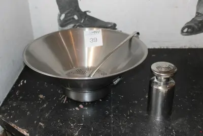 Friet opschepbak en zoutstrooier – kavel bij HNVI, Eindhoven