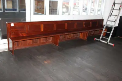 Houten kerkbank, vermoedelijk eiken. Afmeting circa 460 x 70 x 85 cm. LET OP; staat op eerste verdieping – kavel bij HNVI, Eindhoven