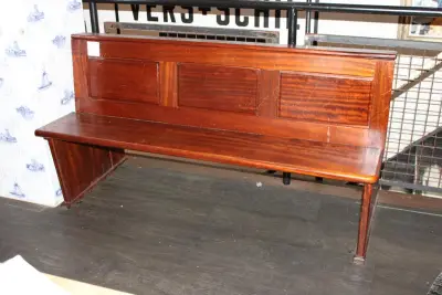 Houten kerkbank, vermoedelijk eiken. Afmeting circa 160 x 70 x 85 cm – kavel bij HNVI, Eindhoven