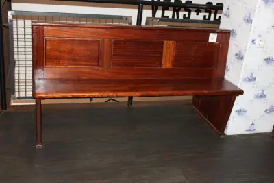 Houten kerkbank vermoedelijk eiken. Afmeting circa 160 x 70 x 85 cm – kavel bij HNVI, Eindhoven