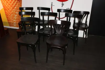 Negen houten horecastoelen in diverse uitvoeringen – kavel bij HNVI, Eindhoven