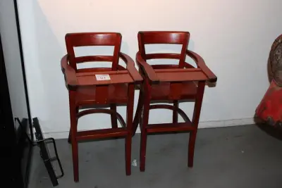 Twee houten kinderstoelen – kavel bij HNVI, Eindhoven