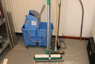 Schoonmaakproducten waaronder mopwagen en bezem – kavel bij HNVI, Eindhoven