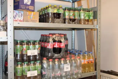 Voorraad dranken op vier schappen waaronder Cola en Fanta. C ruim 225 stuks. THT deels verlopen – kavel bij HNVI, Eindhoven