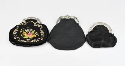 3 Zilveren tasbeugels met tas – kavel bij Twents Veilinghuis