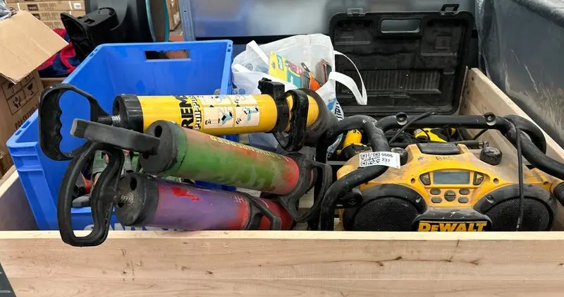 Partij bouwartikelen w.o. accuboormachine, bouwradio, divers handgereedschap W.o. DeWALT – kavel bij Onlineveilingmeester, Hoogeveen