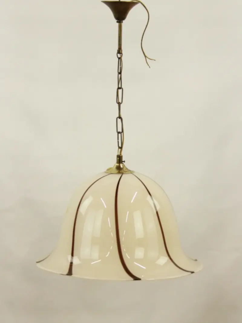 Vintage crémékleurige hanglamp in klokvorm met bruin-bronskleurige lijnen – kavel bij De Kringwinkel, Antwerpen