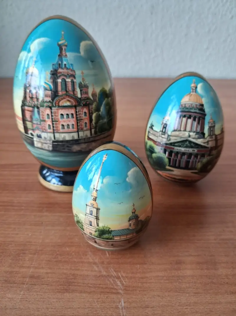 Russisch Matroesjka ei – kavel bij De Kringwinkel, Ieper