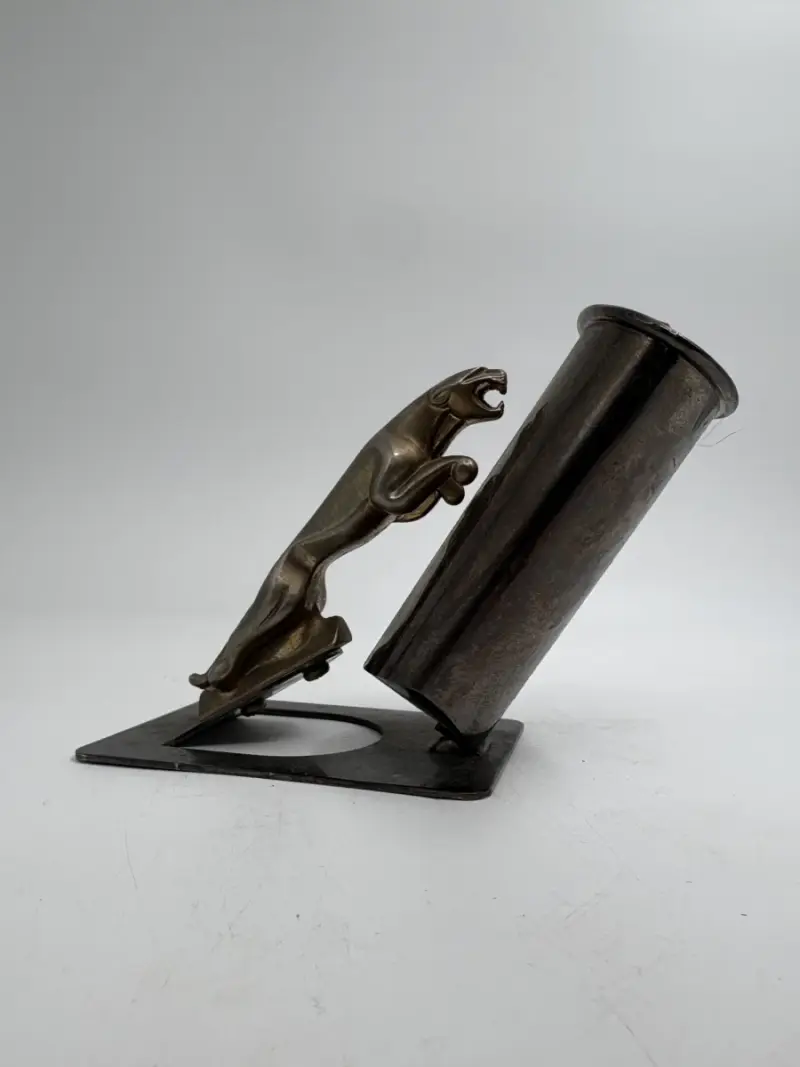 Vintage metalen pennenhouder met jaguar decoratie – kavel bij De Kringwinkel, Gent