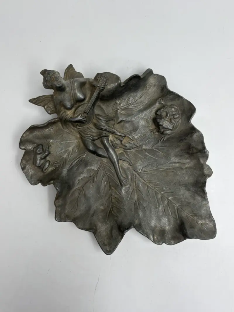 Decoratief metalen blad met engel en luit – kavel bij De Kringwinkel, Gent