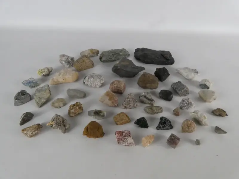 Verzameling diverse mineralen en gesteenten – kavel bij De Kringwinkel, Heverlee