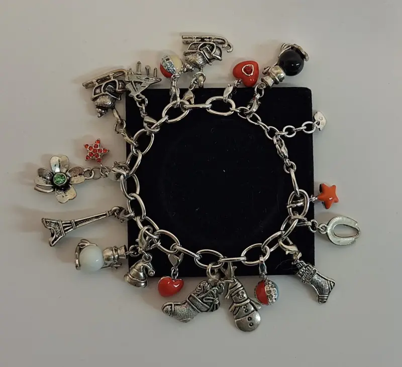 Zilverkleurige bedelarmband met diverse bedels – kavel bij De Kringwinkel, Aalst