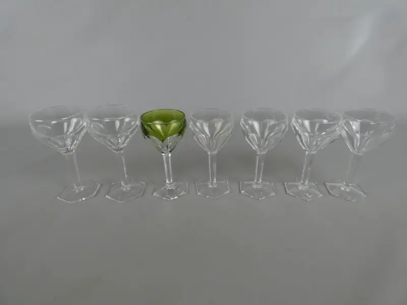 Set van 7 kristallen wijnglazen, 1 met groene kleur – kavel bij De Kringwinkel, Diest