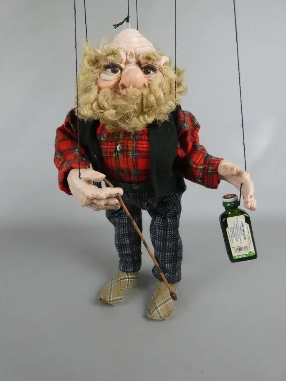 Houten marionet pop met baard en fles – kavel bij De Kringwinkel, Diest