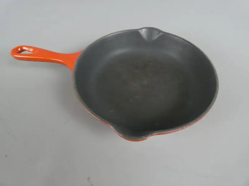 Le Creuset gietijzeren braadpan met oranje handvat en schenktuiten – kavel bij De Kringwinkel, Diest
