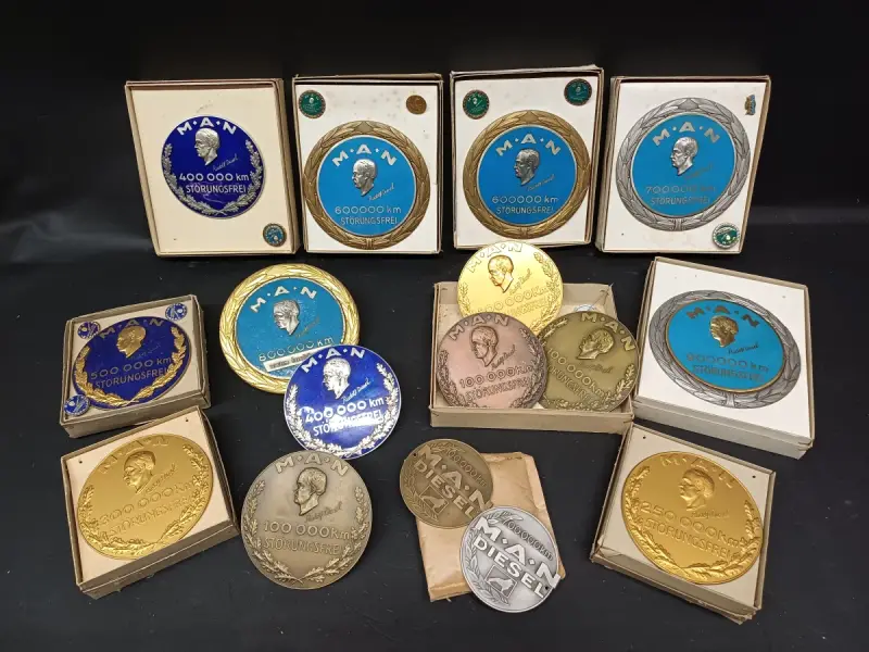 Lot van 16 vintage MAN “Störungsfrei” medailles/badges – kavel bij De Kringwinkel, Ninove