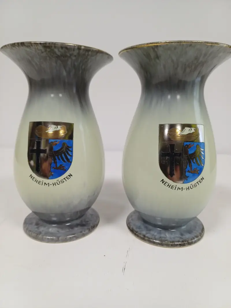 Set van 2 keramische vazen Neheim-Hüsten met wapenschild – kavel bij De Kringwinkel, Ronse