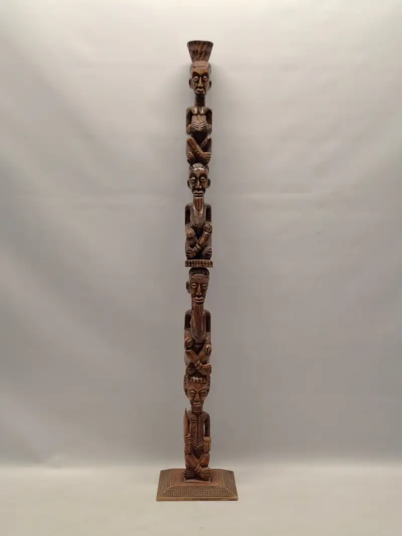 Handgesneden Afrikaanse totem sculptuur – kavel bij De Kringwinkel, Gent