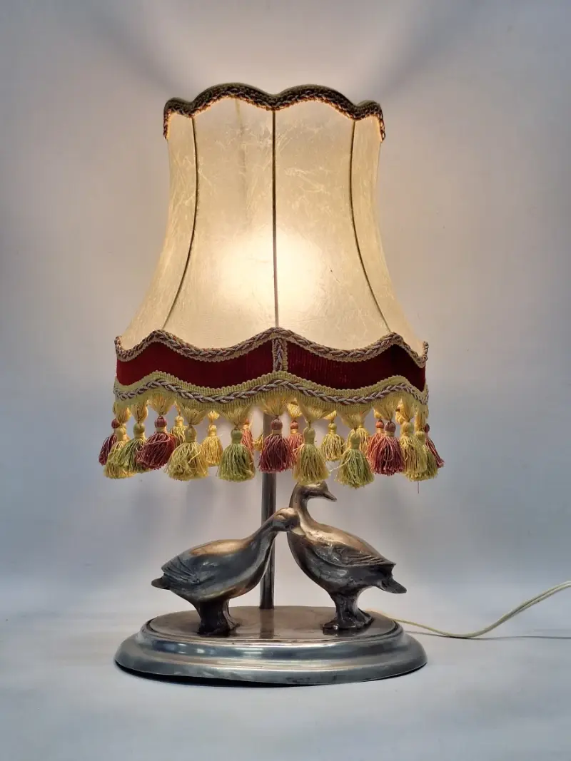 Vintage Tinnen Tafellamp met Eenden & Perkamenten Franje Kap – kavel bij De Kringwinkel, Gent