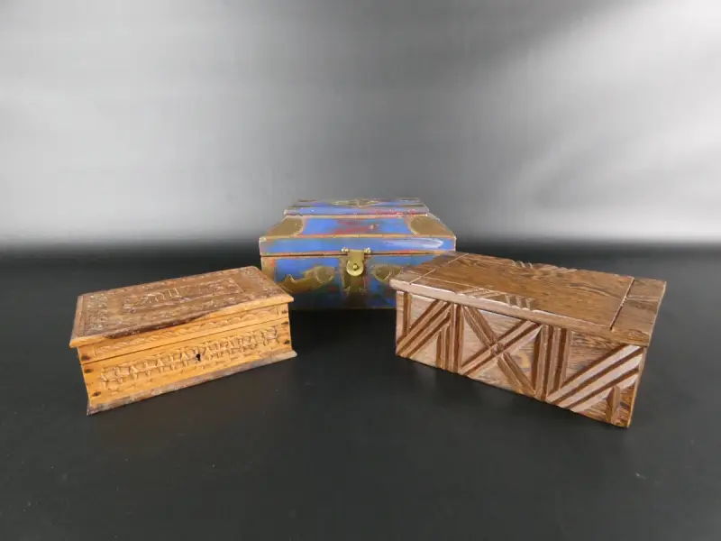 Set van 3 houten sierdozen met verschillende ontwerpen – kavel bij De Kringwinkel, Heverlee