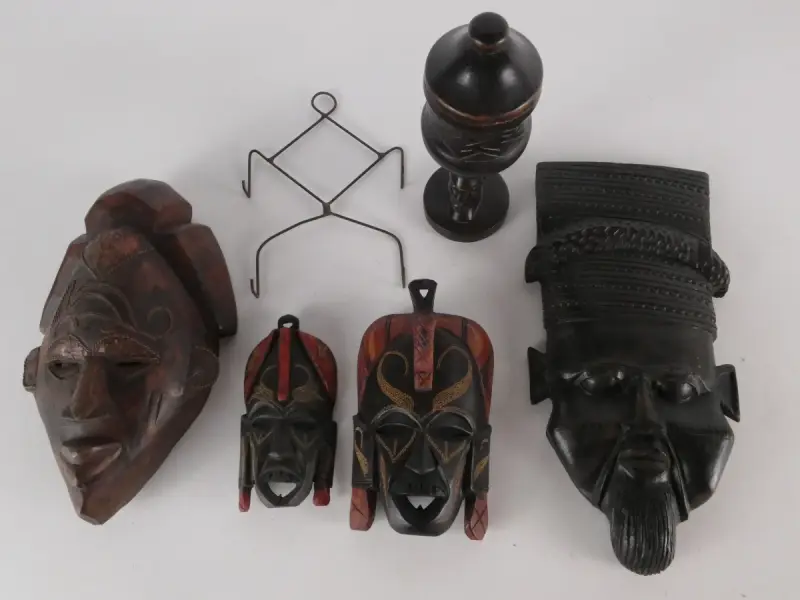 Set van 5 Afrikaanse houten maskers en houder(1992) – kavel bij De Kringwinkel, Heverlee
