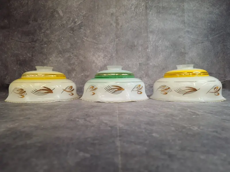 Set van 3 opaline glazen lampenkappen met gouden korenaar-decor – kavel bij De Kringwinkel, Gent