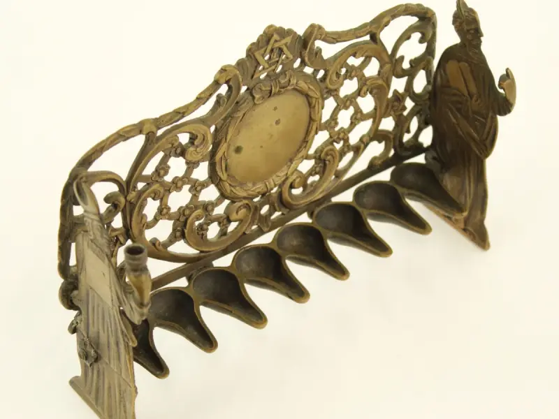Antieke messing Chanoekalamp - Judaica - Mozes & Aäron - Praag/Bohemen - vermoedelijk 19e eeuw – kavel bij De Kringwinkel, Antwerpen