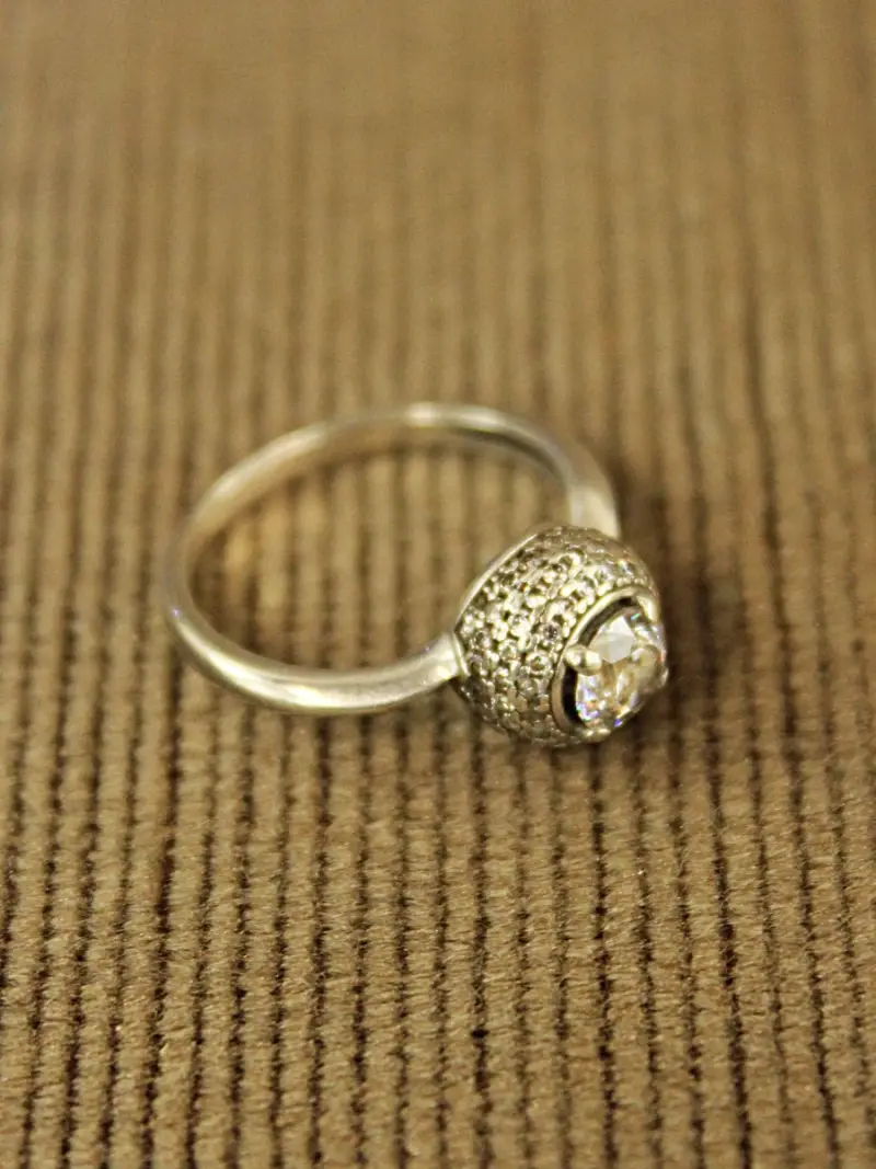 Sterling zilveren ring met heldere steen – kavel bij De Kringwinkel, Antwerpen