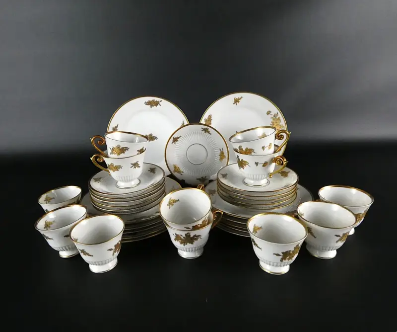 Porseleinen servies met gouden bloemenmotief, Langenthal Suisse – kavel bij De Kringwinkel, Heverlee