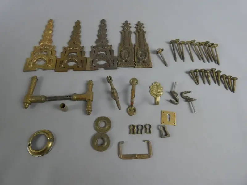 Collectie Antiek Messing Meubelbeslag en Accessoires – kavel bij De Kringwinkel, Diest