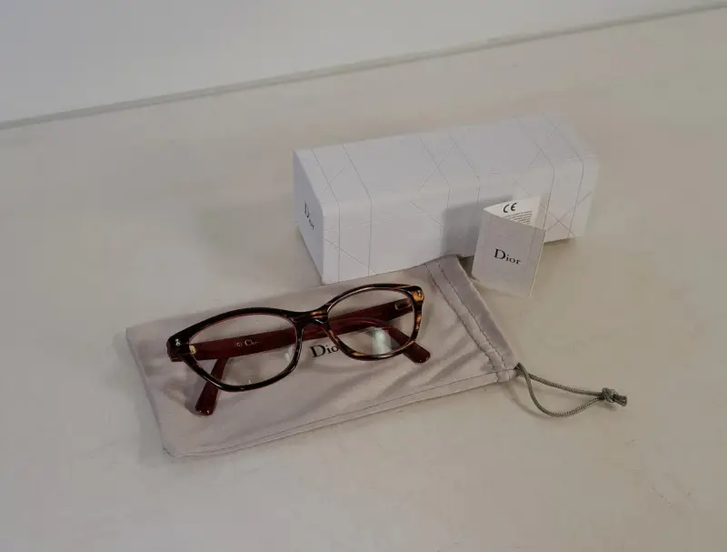 Dior Damesbril met roodbruin montuur en hoesje – kavel bij De Kringwinkel, Turnhout